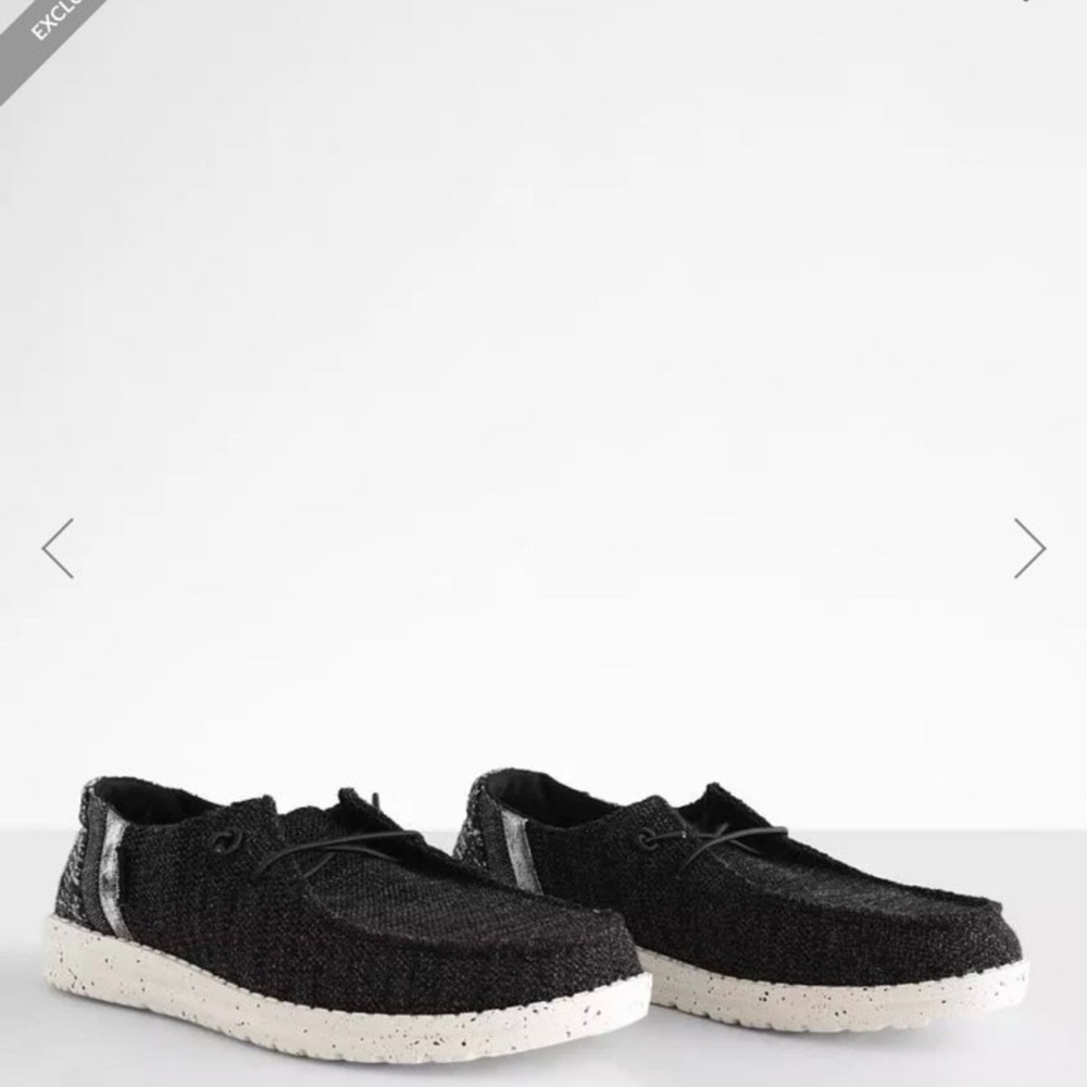 Woman’s Hey dudes size 9 black